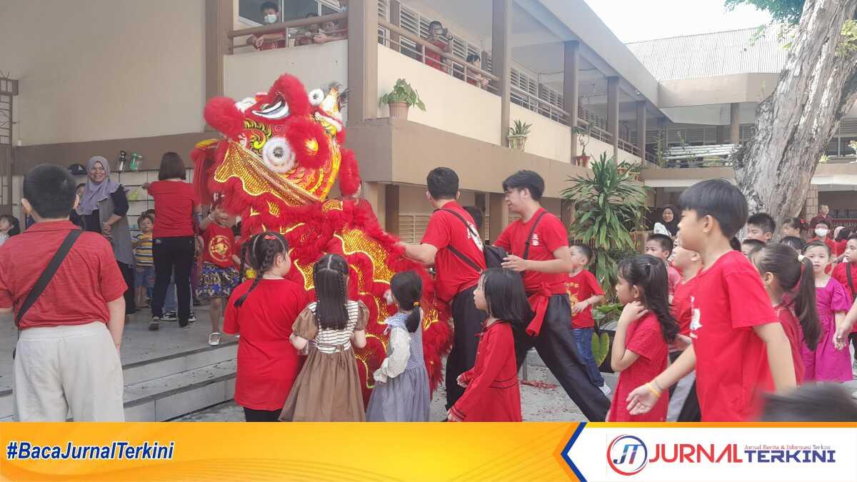 barangsiapa di sekolah maha bodhi Atraksi barongsai menghibur para siswa Perguruan Mahabodhi Tanjung Balai Karimun, Kabupaten Karimun, Kepulauan Riau, Jumat (23/2/2024). (jurnalterkini.id/jansen)