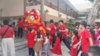 Atraksi barongsai menghibur para siswa Perguruan Mahabodhi Tanjung Balai Karimun, Kabupaten Karimun, Kepulauan Riau, Jumat (23/2/2024). (jurnalterkini.id/jansen)