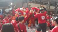 barongsai di mahabodhi Dua barongsai berwarna merah menampilkan kebolehannya melompat dengan keseimbangan tubuh yang tinggi di Sekolah Mahabodhi, Tanjung Balai Karimun, Kabupaten Karimun, Kepulauan Riau, Jumat (23/2/2024). (jurnalterkini.id/jansen)
