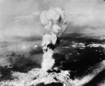 Foto yang diambil oleh Angkatan Udara AS dari kota Yoshiura di sisi lain gunung di utara Hiroshima, Jepang, menunjukkan asap yang mengepul akibat ledakan bom atom di Hiroshima, 6 Agustus 1945. (AP/Angkatan Udara AS)