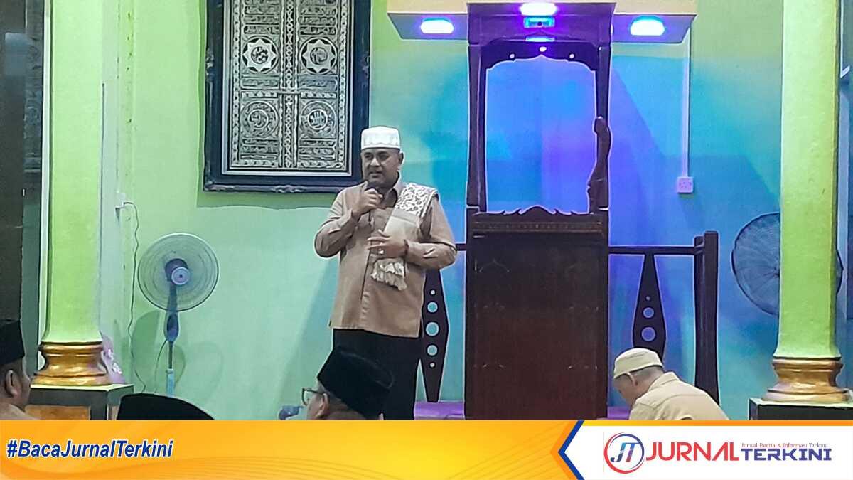 Bupati Karimun Aunur Rafiq memberi taushiah dalam Safari Ramadhan di Masjid Al Jihad, Kampung Benteng, Kecamatan Moro, Senin (25/3/2024) malam. (JurnalTerkini.id/rusdi)