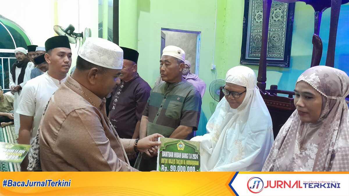 Bupati Karimun Aunur Rafiq secara simbolis menyerahkan bantuan dana hibah keagamaan dalam Safari Ramadhan di Masjid Al Jihad, Kampung Benteng, Kecamatan Moro, Senin (25/3/2024) malam. (JurnalTerkini.id/rusdi)