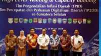 Para kepala daerah berfoto di sela acara High Level Meeting (HLM) & Capacity Building TPID se-Sumatera Selatan di Ballroom Hotel Aryaduta Palembang, Rabu (20/3/2024). (foto: diskominfo lubuklinggau))