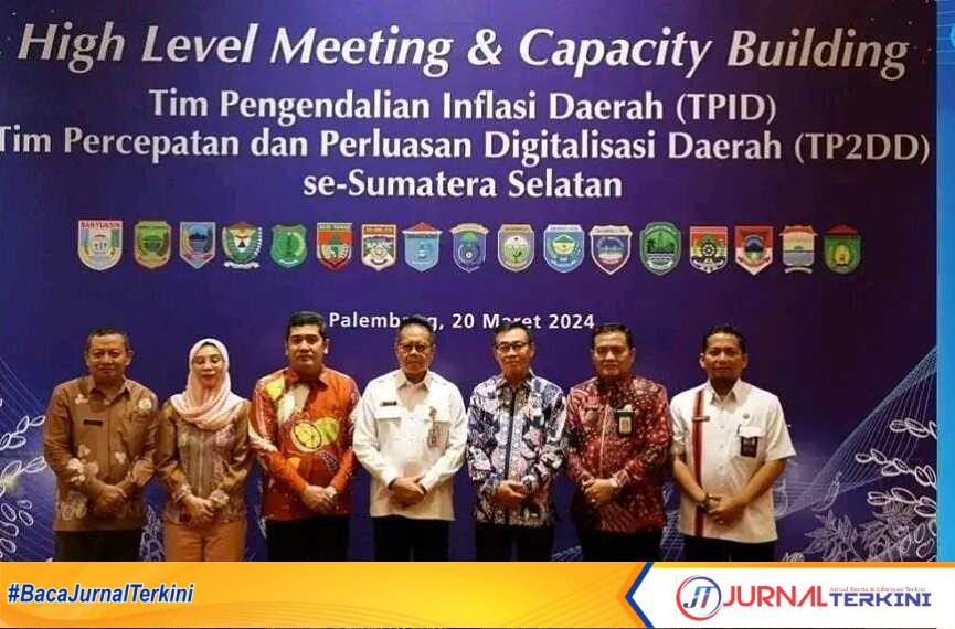 Para kepala daerah berfoto di sela acara High Level Meeting (HLM) & Capacity Building TPID se-Sumatera Selatan di Ballroom Hotel Aryaduta Palembang, Rabu (20/3/2024). (foto: diskominfo lubuklinggau))