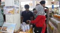 cek harga sembako jelang ramadhan-1 Petugas kepolisian, dinas kesehatan dan dinas perdagangan memeriksa produk yang dijual di salah satu swalayan di Tanjung Balai Karimun pada Jumat (8/3/2024), untuk memastikan tidak kedaluwarsa atau layak konsumsi. (jurnalterkini.id/jansen(