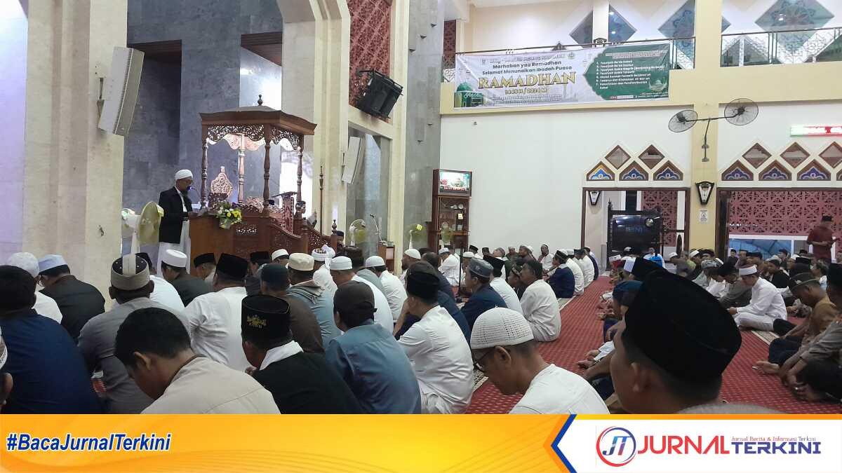Ketua Dewan Kemakmuran Masjid Agung Karimun Zulfan Batubara memaparkan program Semarak Ramadhan 1445 Hijriyah sebelum shalat tarawih berjamaah di masjid itu, Senin (11/3/2034) malam. (JurnalTerkini.id/rusdi)