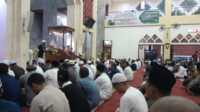 Ketua Dewan Kemakmuran Masjid Agung Karimun Zulfan Batubara memaparkan program Semarak Ramadhan 1445 Hijriyah sebelum shalat tarawih berjamaah di masjid itu, Senin (11/3/2034) malam. (JurnalTerkini.id/rusdi)