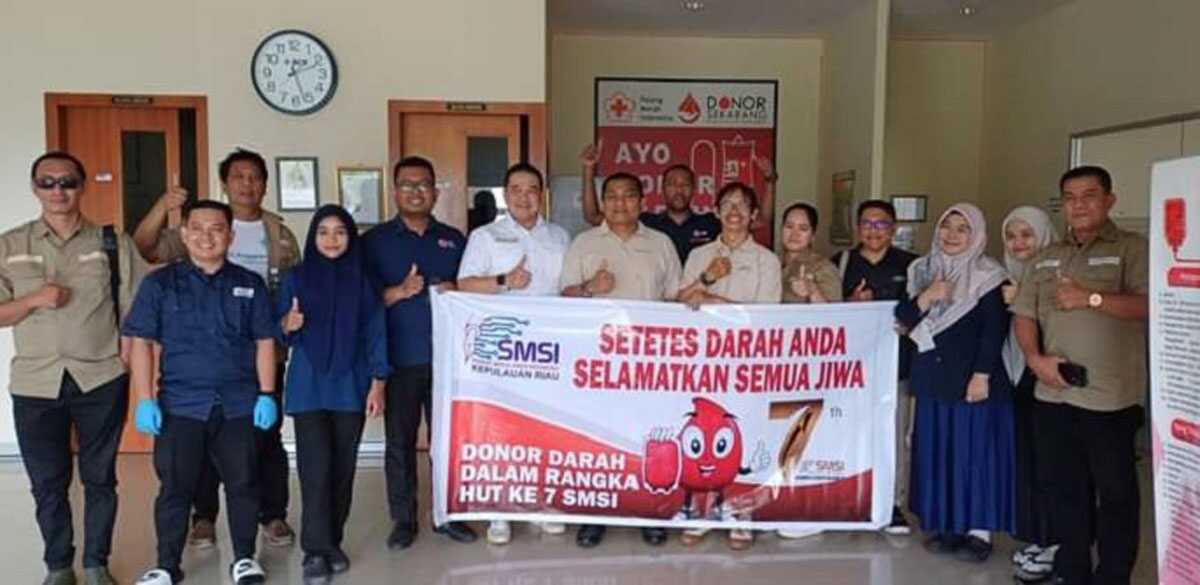 Jajaran pengurus dan anggota SMSI Provinsi Kepri dan SMSI Kota Batam berpose di sela donor darah HUT SMSI ke-7 di Kantor PMI Kota Batam, Batam, Kamis (7/3/2024). (foto: SMSI Kepri)