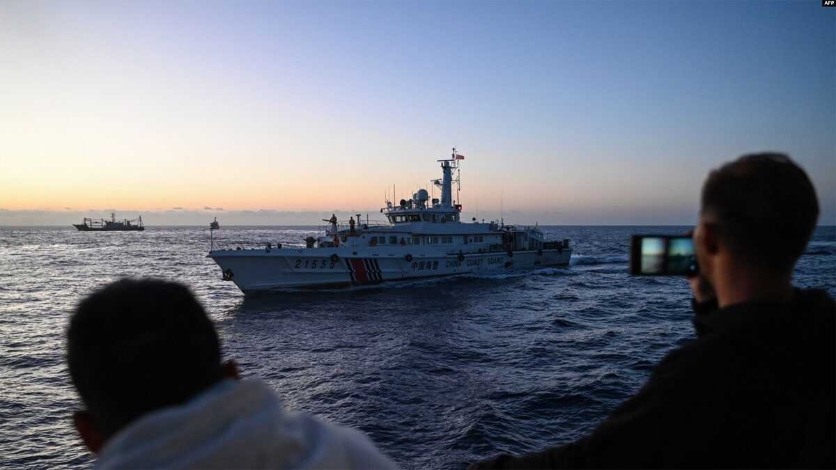 garda pantai filipina Personel Garda Pantai Filipina merekam kapal Garda Pantai Tiongkok di Laut Tiongkok Selatan yang disengketakan. (Foto: AFP)