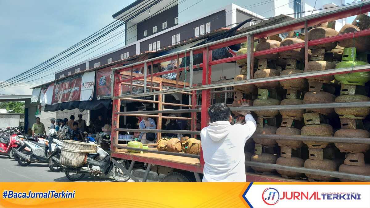 Warga berkerumun membeli gas elpiji 3 kg ketika mobil pengangkut bongkar muatan di salah satu pangkalan gas elpiji 3 kg di Kelurahan Tanjungbalai, Kecamatan Karimun, Rabu (28/2/2024). (jurnalterkini.id/jansen)