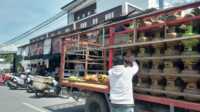 Warga berkerumun membeli gas elpiji 3 kg ketika mobil pengangkut bongkar muatan di salah satu pangkalan gas elpiji 3 kg di Kelurahan Tanjungbalai, Kecamatan Karimun, Rabu (28/2/2024). (jurnalterkini.id/jansen)