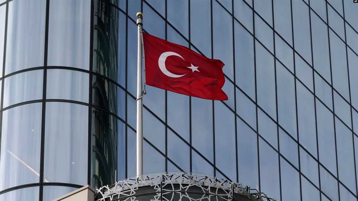 gedung turki di pbb Bendera Turki berkibar di atas Gedung Turki, yang menampung Konsulat Jenderal Turki dan Misi Tetap Turki untuk PBB, di New York, 17 November 2023. (Foto: AP)