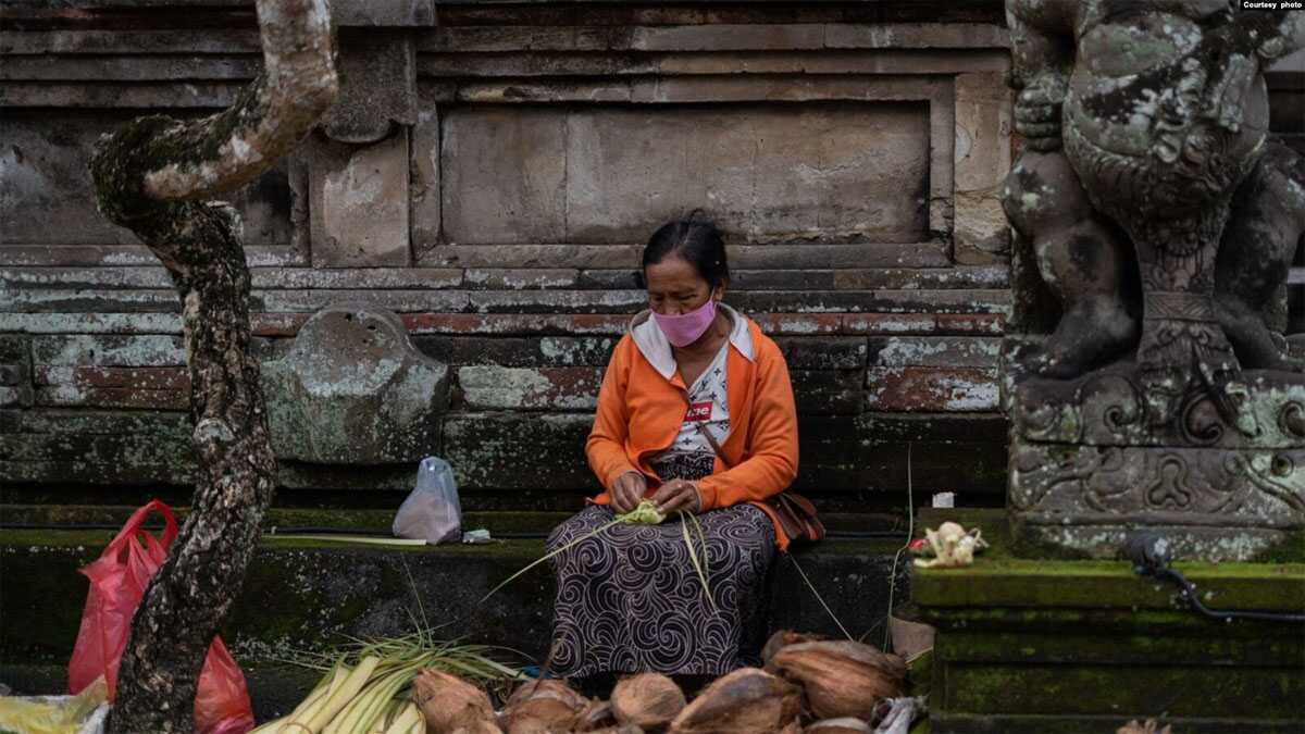 hari raya galungan Seorang penjual janur dan kelapa menjajakan dagangannya di salah satu area di Bali, pada 24 Februari 2024, menjelang perayaan Hari Raya Galungan. (Foto: Courtesy of Dwina Maheswara)