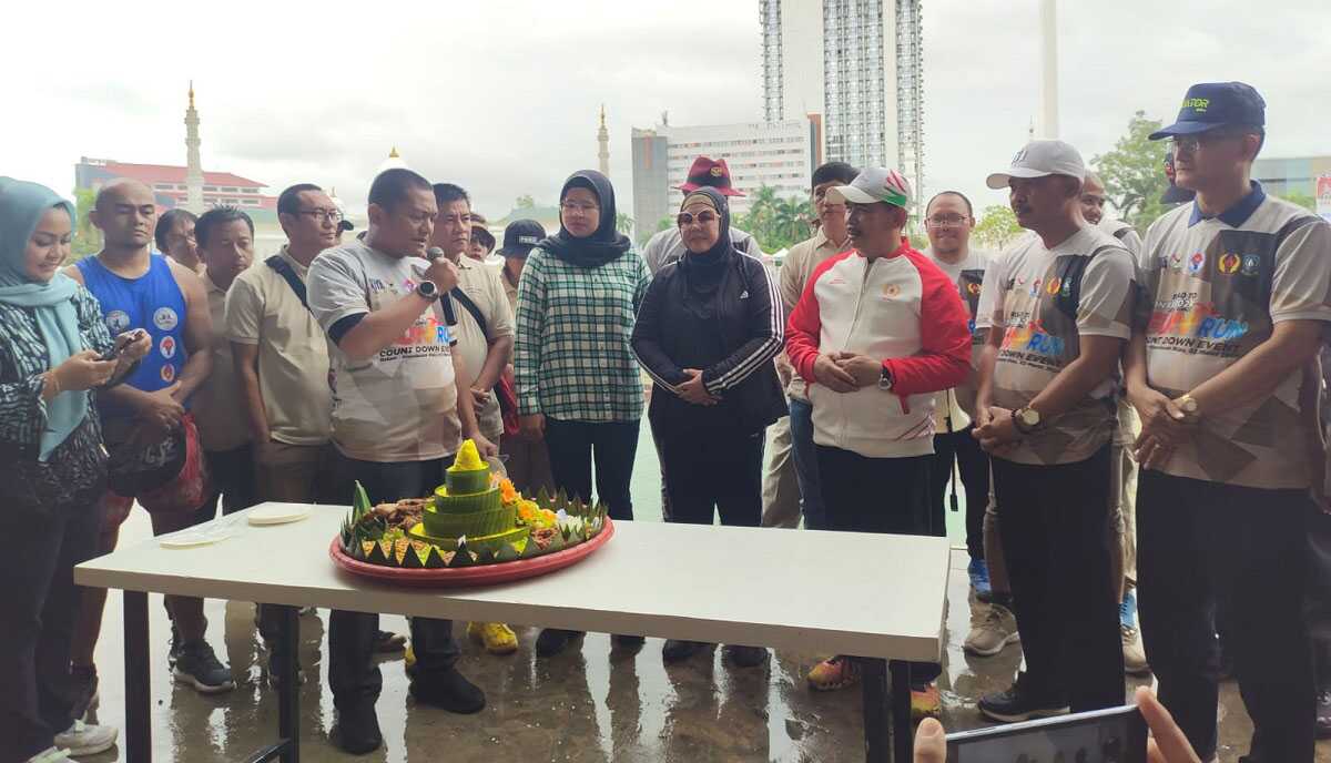 hut smsi ke-7 dirayakan pengurus kepri Plt Ketua SMSI Kepri Rinaldi Samjaya memberikan sambutan sebelum pemotongan tumpeng HUT SMSI ke-7 di Dataran Engku Putri, Batam Center, Batam, Minggu (3/3/2024). (Foto: SMSI Kepri)