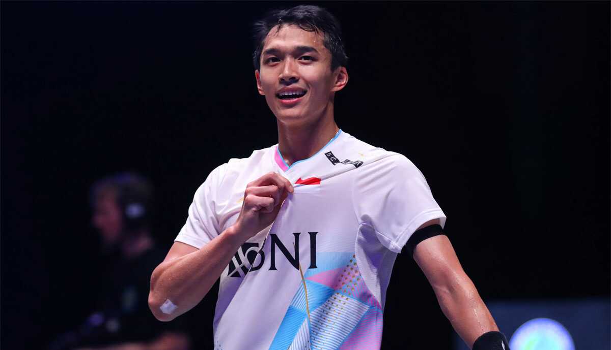 jonatan christie ke final all england open 2024 Tunggal putra Indonesia Jonatan Christie merayakan kemenangan atas Laksha Sen di babak semifinal All England Open 2024 di Utilita Arena, Birmingham, Inggris pada Sabtu (16/3/2024) tengah malam. Jojo Ciptakan All Indonesian Final di All England Open 2024. (foto: pbsi)