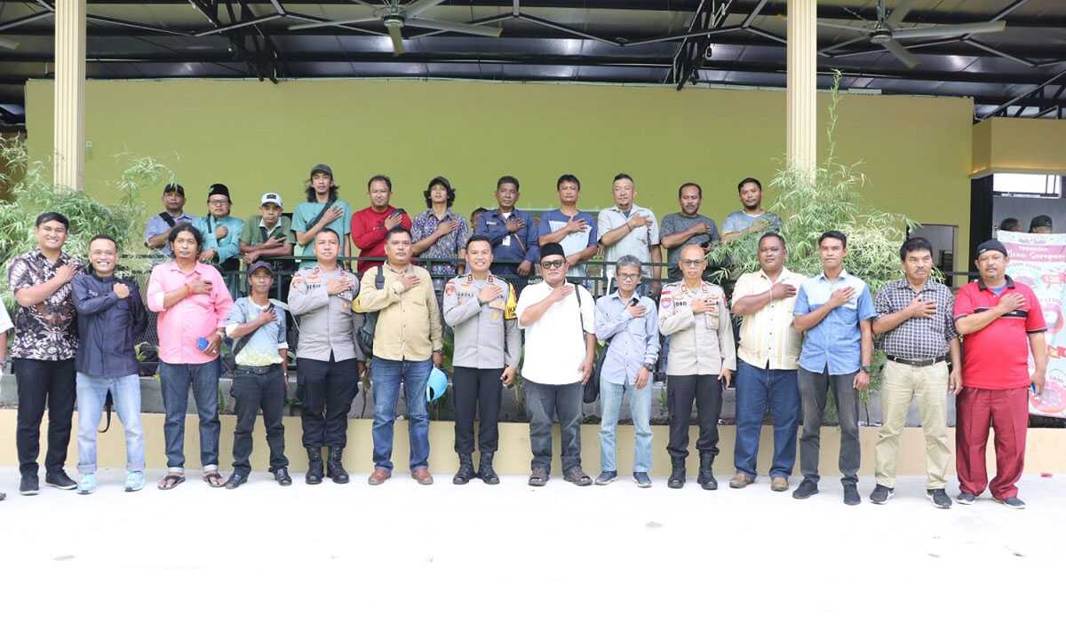 jumat curhat kapolres karimun dengan wartawan-2 Kapolres Karimun AKBP Fadli Agus (tengah) berfoto bersama dalam Curhat Kamtibmas bersama Wartawan di salah satu kafe di Sei Pasir, Kecamatan Meral, Jumat (23/2/2024). (Foto: Humas Polres Karimun/Helman)