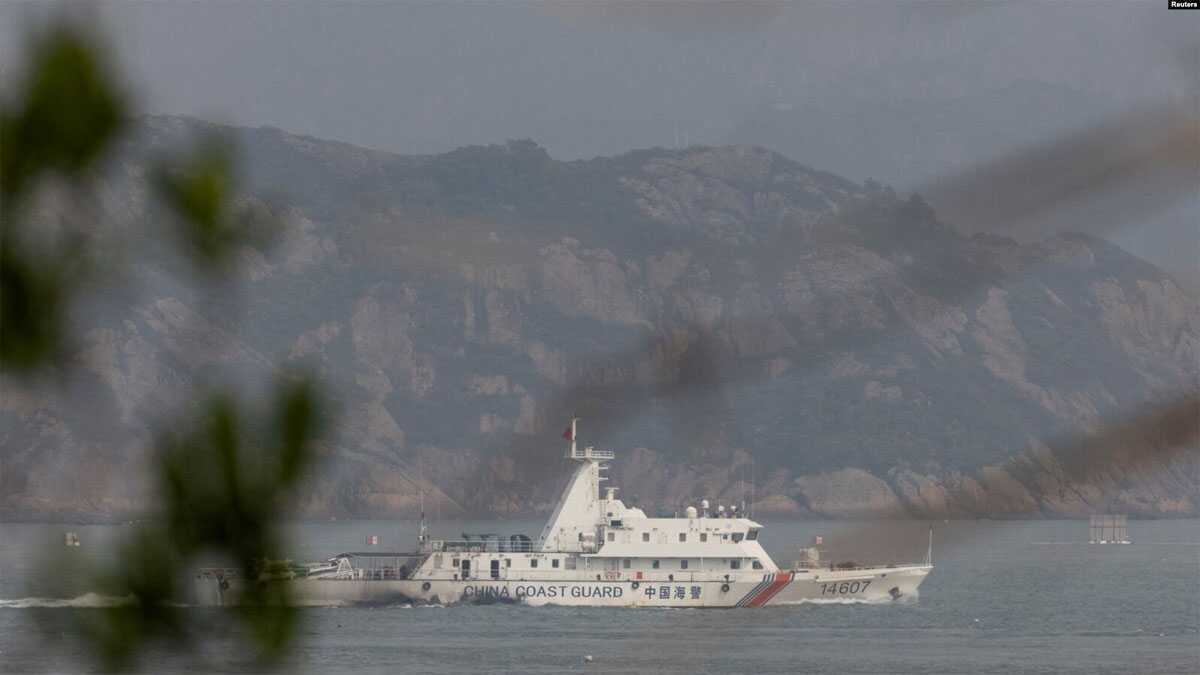 kapal garda pantai tiongkok Sebuah kapal Garda Pantai Tiongkok dekat Kepulauan Matsu yang dikuasai Taiwan yang dekat dengan pantai Tiongkok, 8 April 2023. (Foto: REUTERS/Thomas Peter)