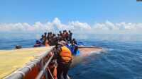Tim Basarnas, Kamis (21/3/2024) berhasil menyelamatkan 69 pengungsi etnis minoritas Muslim-Rohingya di perairan Aceh Barat, hampir 24 jam setelah kapal mereka terbalik. (Courtesy: BASARNAS)