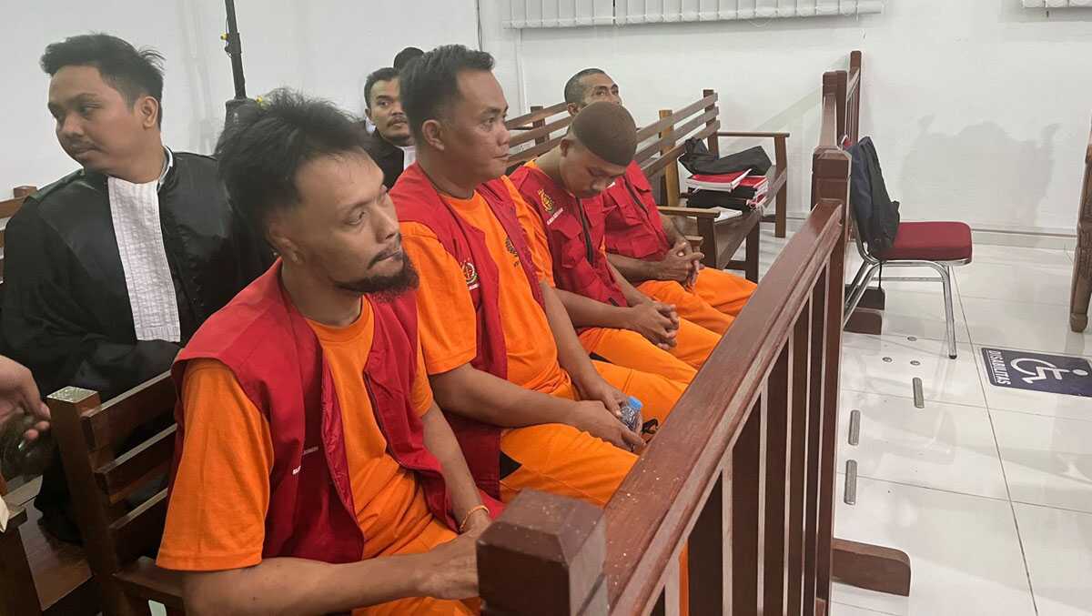 DA (2 kiri) bersama tiga rekannya menghadapi tuntutan Jaksa Penuntut Umum (JPU) terkait kasus sabu-sabu sebanyak 1,9 kilogram dalam persidangan di Pengadilan Negeri Tanjung Balai Karimun,Rabu (13/3/2024). (foto: Kejari Karimun)