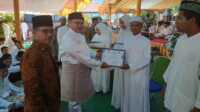 Kepala SMAN 1 Karimun bersama Staf Ahli Bupati Karimun, Ramli menyerahkan piagam penghargaan kepada siswa yang khatam Al Quran di SMAN 1 Karimun, Kamis (29/2/2024). (jurnalterkini.id/edy kencana)