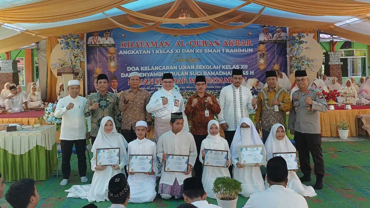 Foto bersama beberapa siswa yang khatam Al Quran dalam acara khatam Al Quran di SMAN 1 Karimun, Kamis (29/2/2024). (jurnalterkni.id/edy kencana)