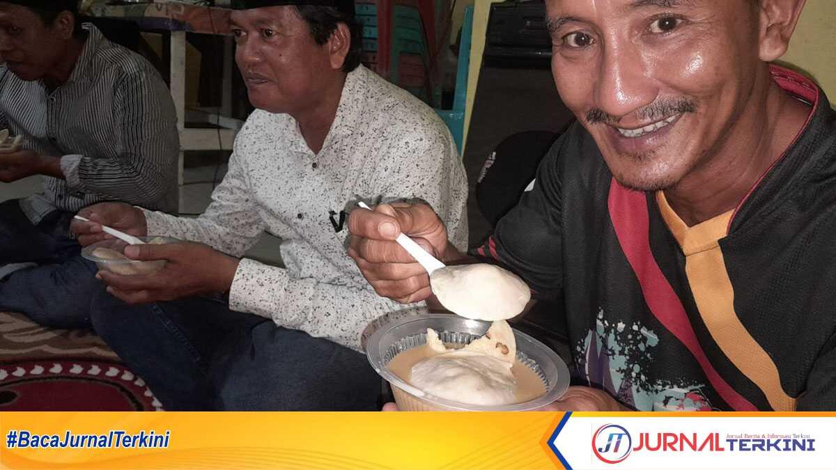 Salah seorang jamaah pengajian yang digelar Kerukunan Keluarga Daerah Pariaman (KKDP), Ronny sedang menikmati kolak sarabi, snack yan disajikan dalam acara pengajian menyambut bulan suci Ramadhan tersebut di Sekretariat KKDP, Orari, Tanjung Balai Karimun, Selasa (5/3/2024). malam). (jurnalterkini,id/yogi)