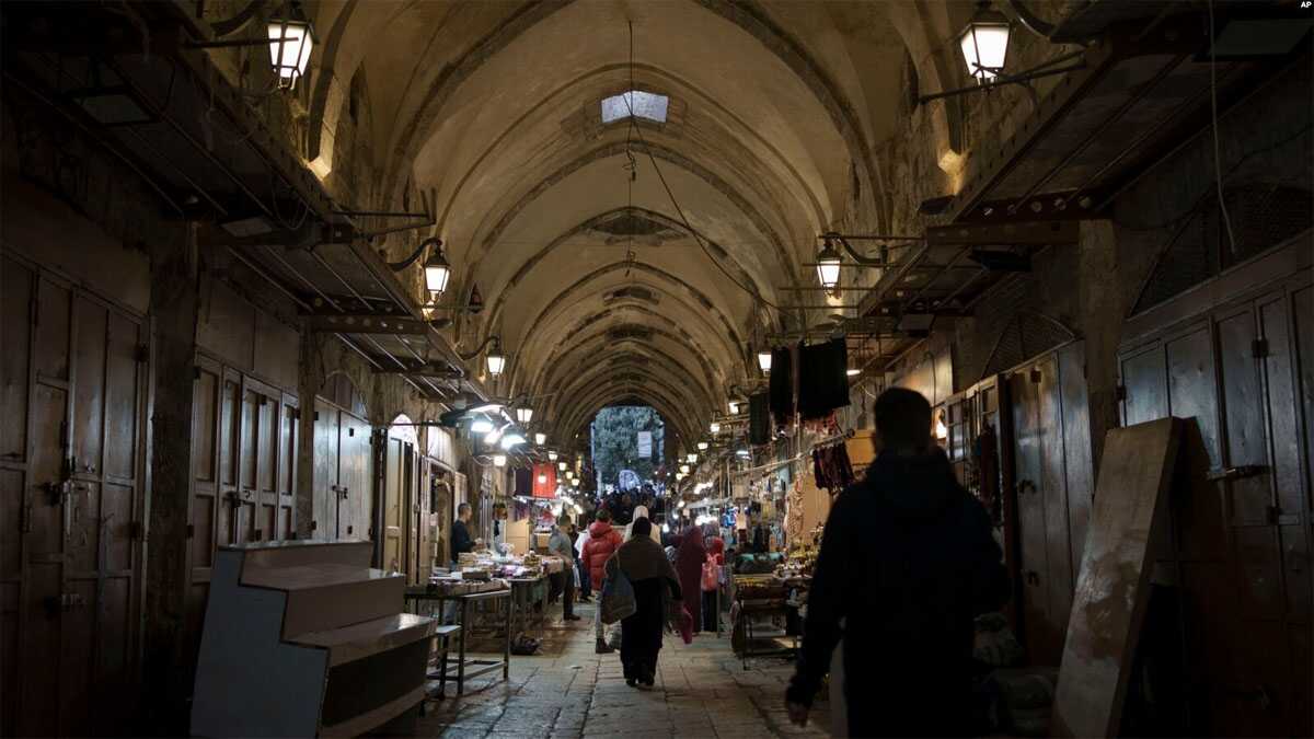 kota tua yerusalem Warga Palestina berjalan melalui pasar menjelang bulan suci Ramadan di Kota Tua Yerusalem, 7 Maret 2024. (Foto: Leo Correa/AP Photo)