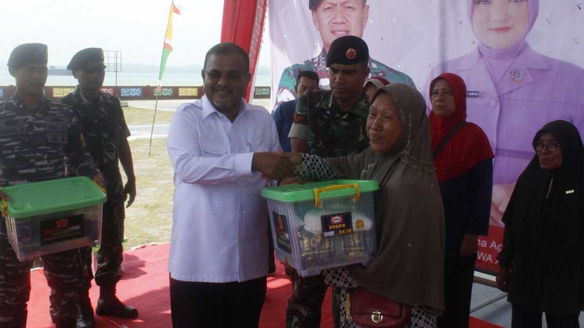 Bupati Karimun Aunur Rafiq turut membagikan sembako kepada warga dalam bakti sosial Kogabwilhan 1 di Coastal Area, Tanjung Balai Karimun, Kamis (7/3/2024). (jurnalterkini.id/edy kencana)