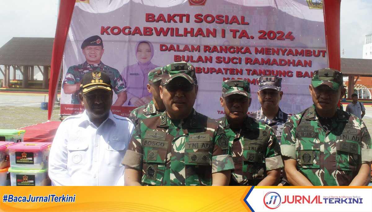 Kepala Staf Kogabwilhan 1 Mayjen TNI Bosco Haryo Yunanto bersama Bupati Karimun Aunur Rafiq (kiri) di sela bakti sosial Kogabwilhan 1 di Coastal Area, Tanjung Balai Karimun, Kamis (7/3/2024). (jurnalterkini.id/edy kencana)