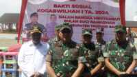 Kepala Staf Kogabwilhan 1 Mayjen TNI Bosco Haryo Yunanto bersama Bupati Karimun Aunur Rafiq (kiri) di sela bakti sosial Kogabwilhan 1 di Coastal Area, Tanjung Balai Karimun, Kamis (7/3/2024). (jurnalterkini.id/edy kencana)