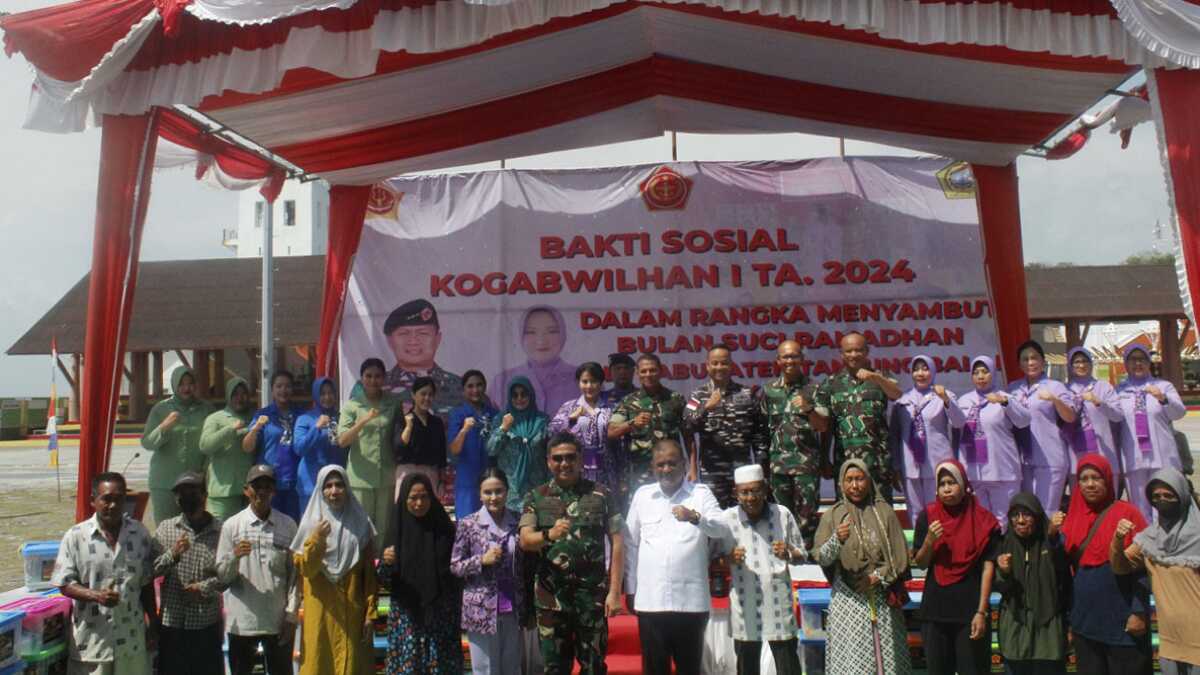 Kepala Staf Kogabwilhan 1 Mayjen TNI Bosco Haryo Yunanto, Bupati Karimun Aunur Rafiq dan pejabat lainnya berfoto di sela bakti sosial Kogabwilhan 1 di Coastal Area, Tanjung Balai Karimun, Kamis (7/3/2024). (jurnalterkini.id/edy kencana)
