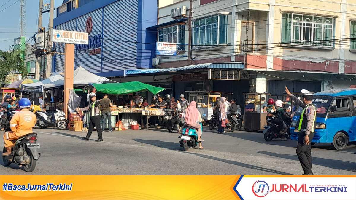 Personel Satlantas Polres Karimun mengatur lalu lintas di lokasi rawat macet di simpang Oriental, Tanjung Balai Karimun, Rabu (13/3/2024). (jurnalterkini.id/rusdi)