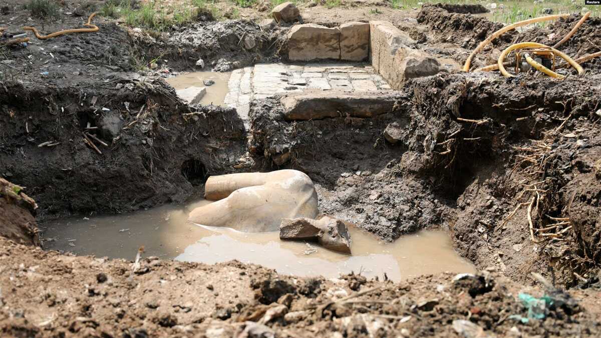 Sebuah patung yang menurut para pekerja menggambarkan Firaun Ramses II yang memerintah Mesir lebih dari 3.000 tahun yang lalu digali pada 9 Maret 2017. (Foto: Reuters)
