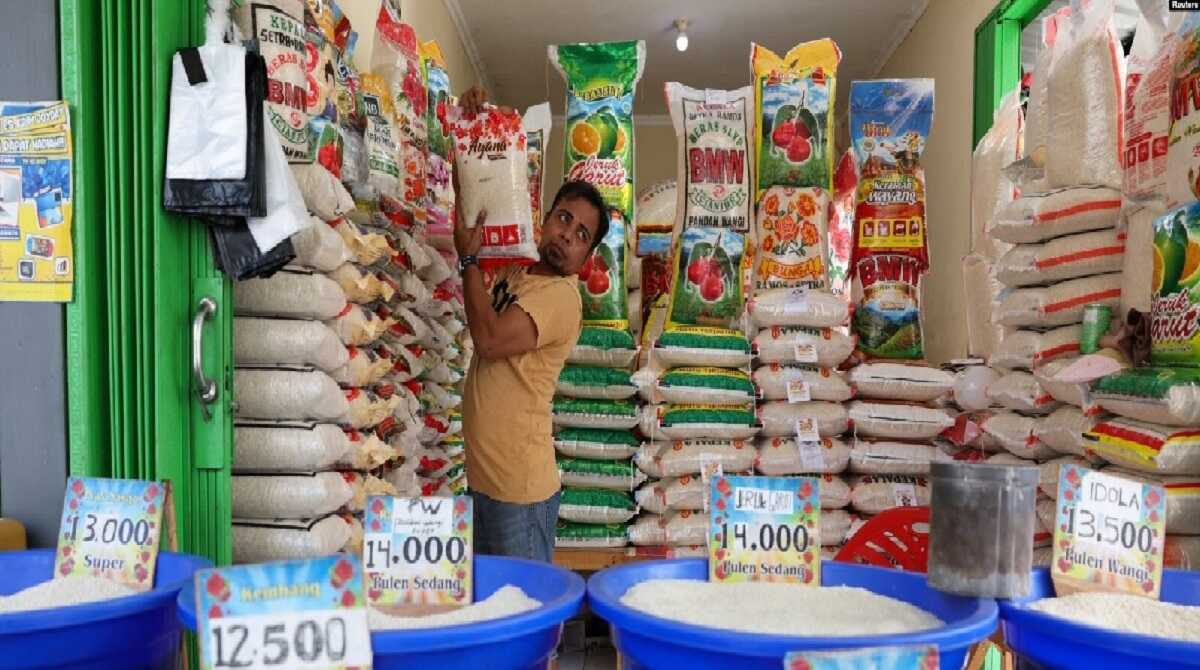 pedagang beras di bekasi Seorang pedagang menata karung beras di kiosnya, di sebuah pasar tradisional di Bekasi, pinggiran Jakarta, 1 Maret 2024. (REUTERS/Ajeng Dinar Ulfiana)