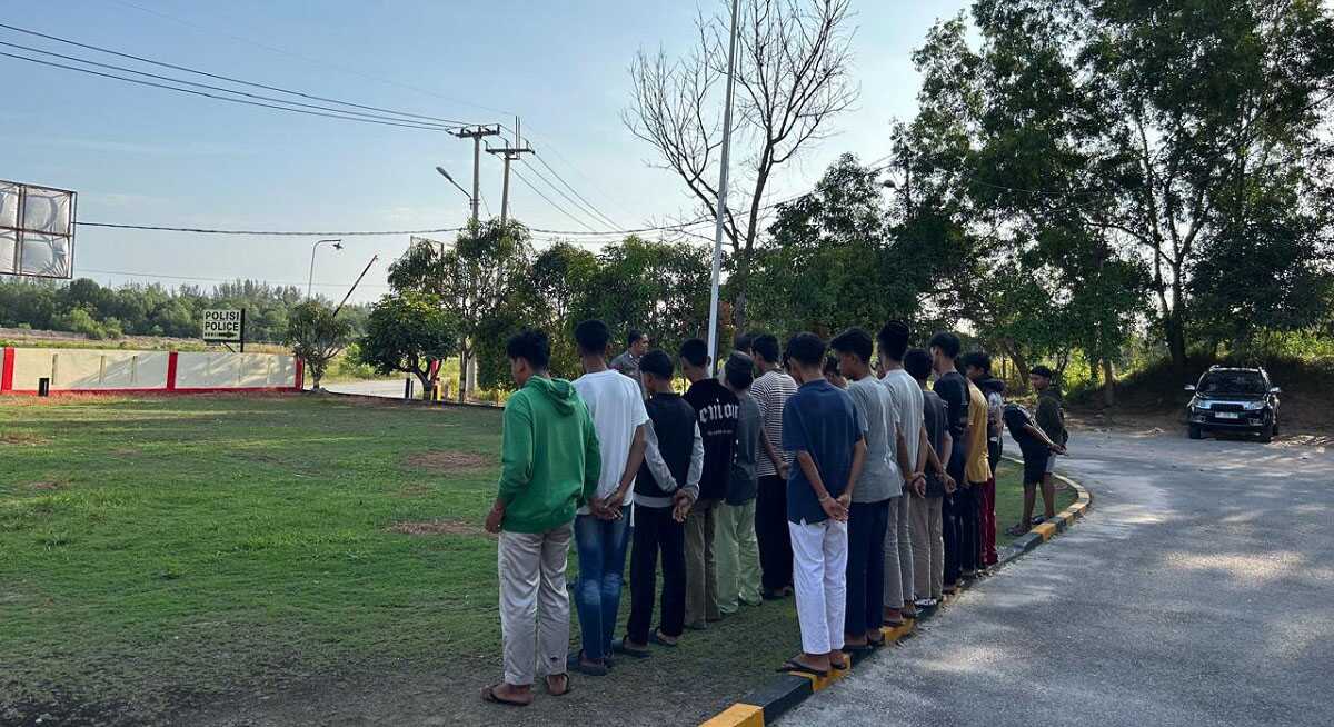 Para pelaku perang sarung diamankan di Mapolsek Tebing, Polres Karimun, Sabtu (16/3/2024). (foto: Polsek Tebing)