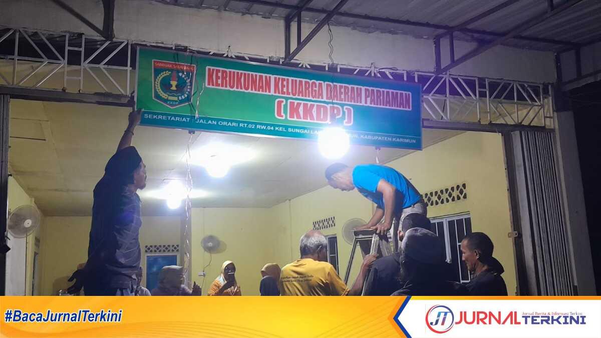 Pemasangan plang atau papan nama Kerukunan Keluarga Daerah Pariaman (KKDP) usai pengajian dan doa bersama menyambut bulan suci Ramadhan di Sekretariat KKDP di Orari, Tanjung Balai Karimun, Selasa (5/3/2024) malam. (jurnalterkini.id/rusdi)