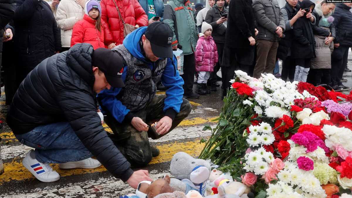 penembakan di konser di rusia Beberapa pria menyalakan lilin sebagai tanda penghormatan untuk mengenang para korban serangan penembakan di konser di Balai Kota Crocus di Wilayah Moskow, Rusia, 23 Maret 2024. (Foto: REUTERS/Yulia Morozova)