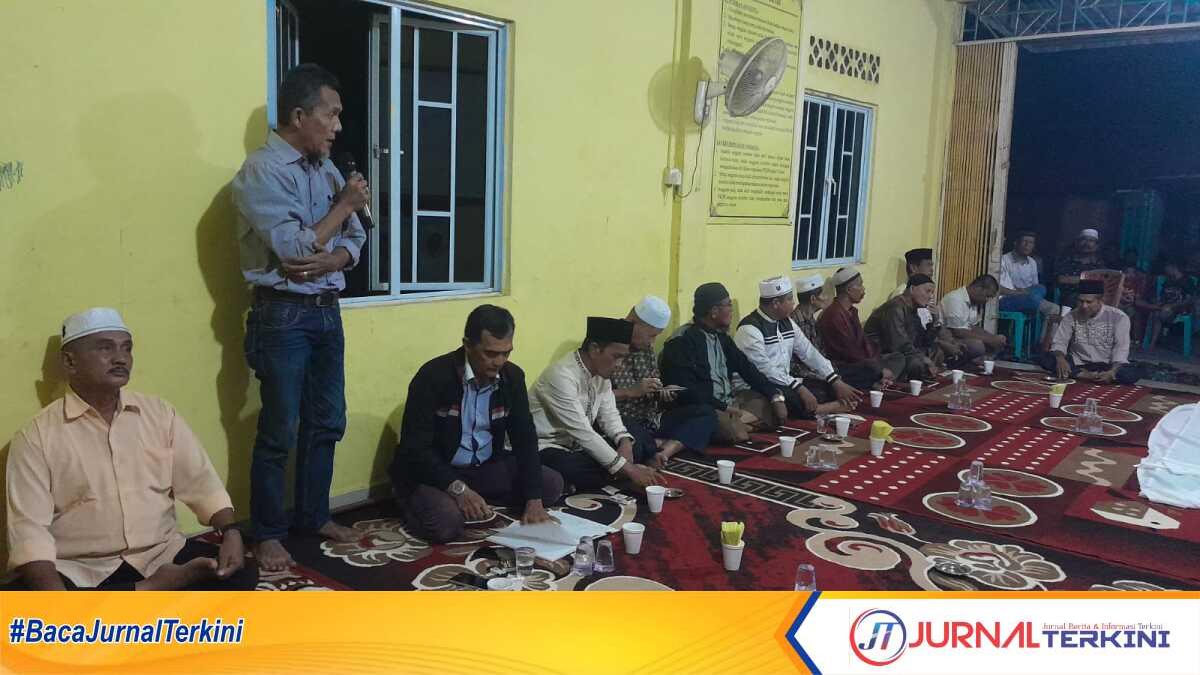 Ketua Kerukunan Keluarga Daerah Pariaman (KKDP) Hizbulwatan Syam memberikan sambutan dalam acara pengajian dan doa bersama menyambut bulan suci Ramadhan di Sekretariat KKDP di Orari, Tanjung Balai Karimun, Selasa (5/3/2024) malam. (jurnalterkini.id/rusdi)