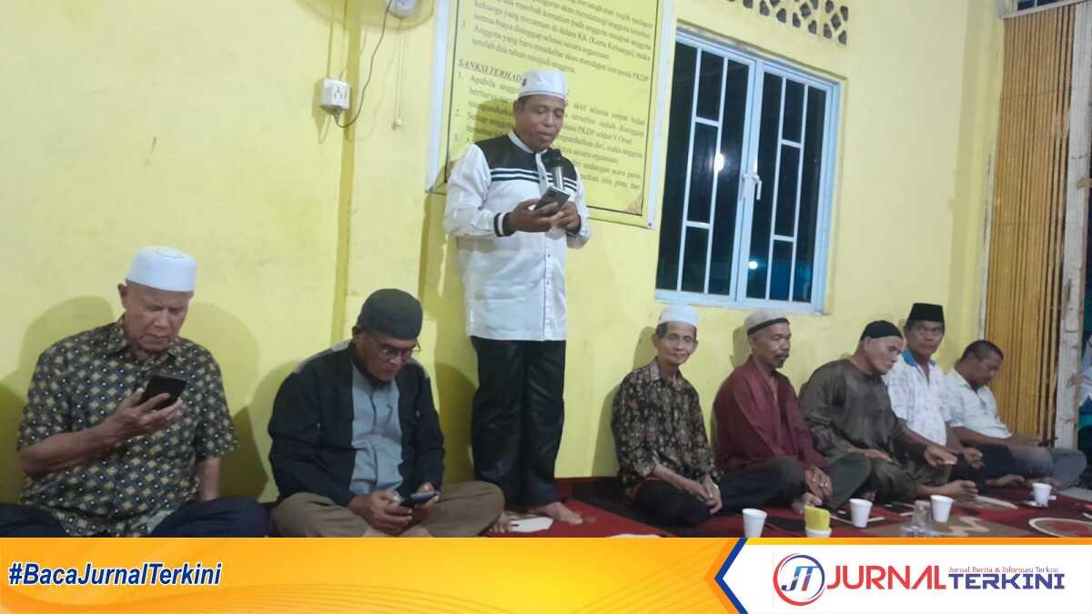 Ustadz Sahari S.Pd memberikan taushiah dalam pengajian dan doa bersama yang diselenggarakan Kerukunan Keluarga Daerah Pariaman (KKDP) di sekretariat KKDP di Orari, Tanjung Balai Karimun, Selasa (5/3/2024) malam. (jurnalterkini.id/rusdi)