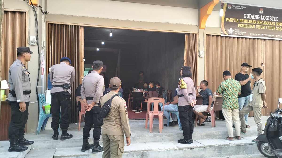 Kapolsek Meral AKP Kumala Enggar Anjarani turun langsung mengamankan rekapitulasi hasil penghitungan perolehan suara Pemilu 2024 tingkat PPK Meral di kawasan Nagamas, Baran Barat, Senin (26/2/2024). (Foto: Humas Polres Karimun)