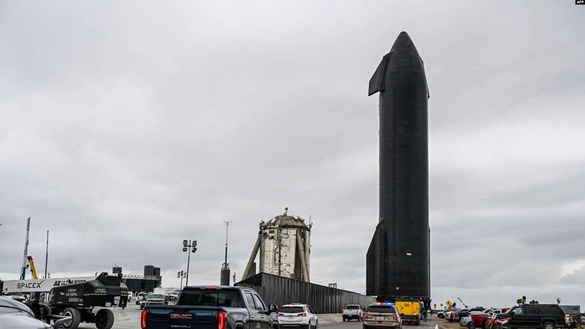 pesawat luar angkasa spacex starship Prototipe pesawat luar angkasa SpaceX Starship diangkut dari lokasi peluncuran menjelang uji penerbangan ketiga SpaceX Starship dari Starbase di Boca Chica, Texas, 12 Maret 2024. (Foto: AFP)