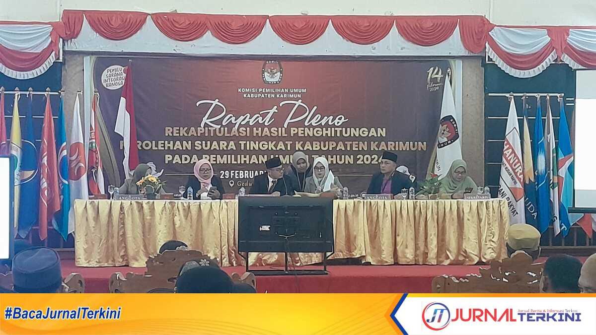 Lima komisioner Komisi Pemilihan Umum (KPU) Karimun didampingi sekretaris menggelar rapat pleno terbuka rekapitulasi hasil penghitungan perolehan suara Pemilu 2024 di Gedung Nasional, Tanjung Balai Karimun, Kamis (29/2/2024). (jurnalterkini.id/yogi)