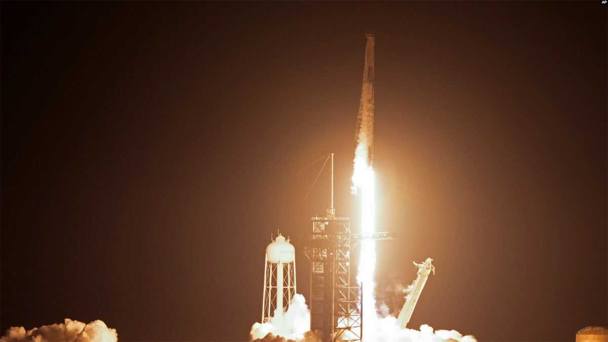 Roket SpaceX Falcon 9 dan kapsul dragon yang membawa empat awak menuju Stasiun Antariksa Internasional (ISS) lepas landas dari Kennedy Space Center di Cape Canaveral, Florida, pada 3 Maret 2024. (Foto: AP/John Raoux)