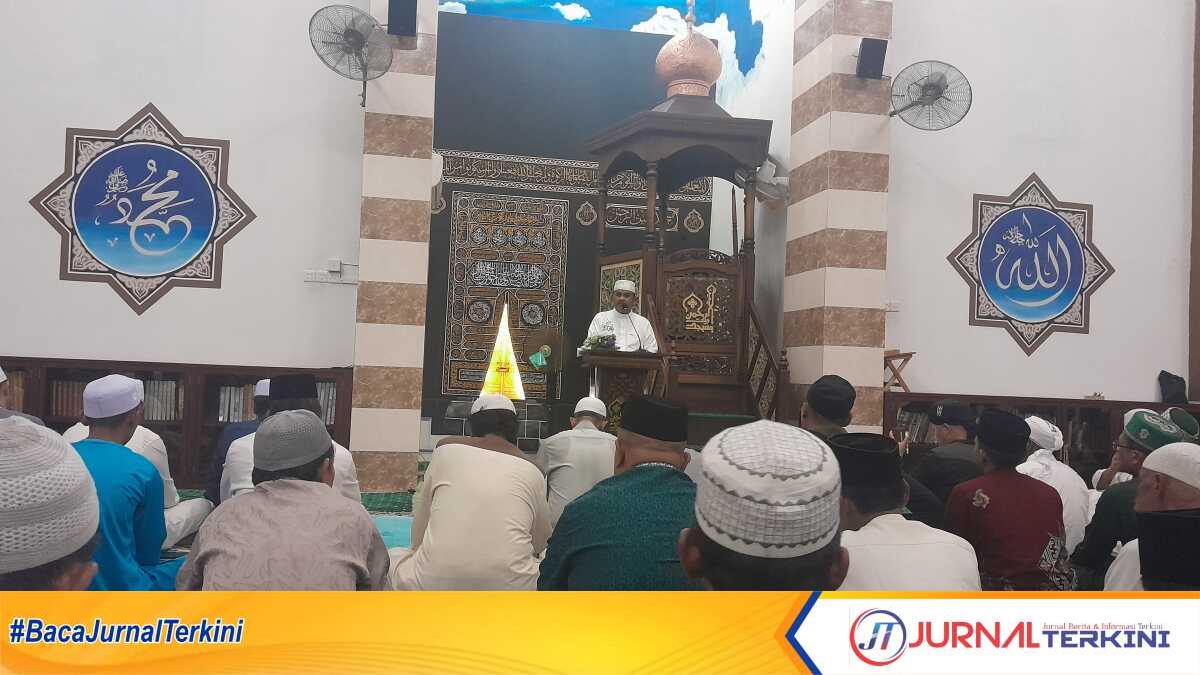 Bupati Karimun Aunur Rafiq memberikan taushiyah dalam safari Ramadhan di Masjid Baiturrahman, Teluk Air, Kecamatan Karimun, Selasa (12/3/2024) malam. (jurnalterkini.id/rusdi)