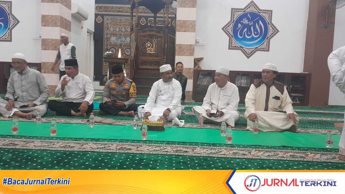 Bupati Karimun Aunur Rafiq, Kapolres Karimun AKBP Fadli Agus dan sejumlah tokoh usai shalat tarawih di Masjid Baiturrahman, Teluk Air, Kecamatan Karimun, Selasa (12/3/2024) malam. (jurnalterkini.id/rusdi)