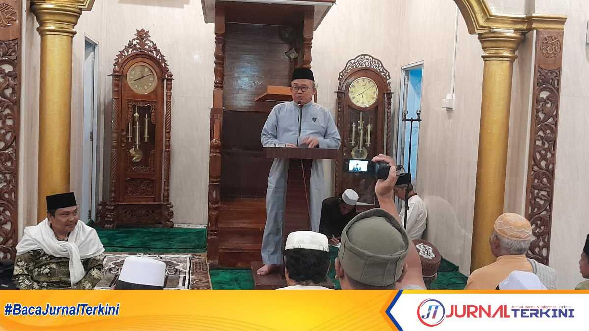 safari Ramadhan sekda Karimun di Meral Sekda Karimun Muhd Firmansyah memberikan tausiah saat memimpin Ssfari Ramadhan di Masjid Al Jihad, Kecamatan Meral, Jumat (15/3/2024) malam. (jurnalterkini.id/yogi)