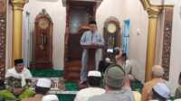 safari Ramadhan sekda Karimun di Meral Sekda Karimun Muhd Firmansyah memberikan tausiah saat memimpin Ssfari Ramadhan di Masjid Al Jihad, Kecamatan Meral, Jumat (15/3/2024) malam. (jurnalterkini.id/yogi)