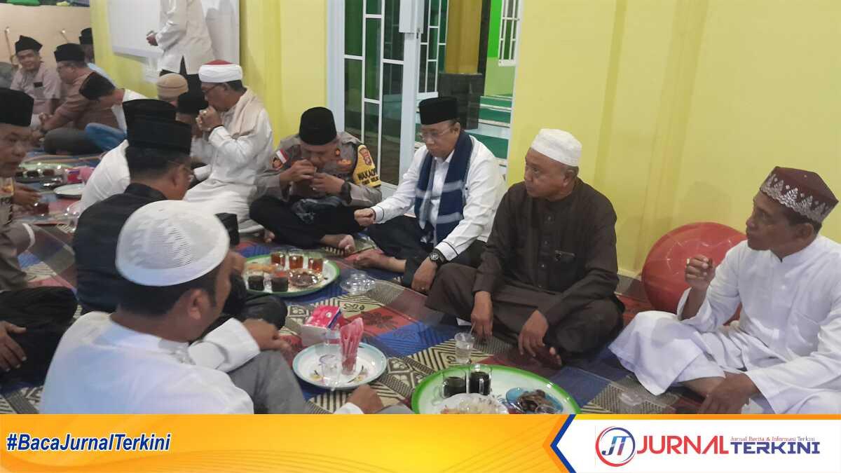 Wakil Bupati Karimun Anwar Hasyim, Wakapolres Karimun Kompol Herie Pramono dan sejumlah pejabat dan tokoh berbuka bersama saat menggelar Safari Ramadhan di Masjid As-Syukur, Tanjung Berlian, Kecamatan Kundur Utara, Kamis (14/3/2024) malam. (jurnalterkini.id/yogi)