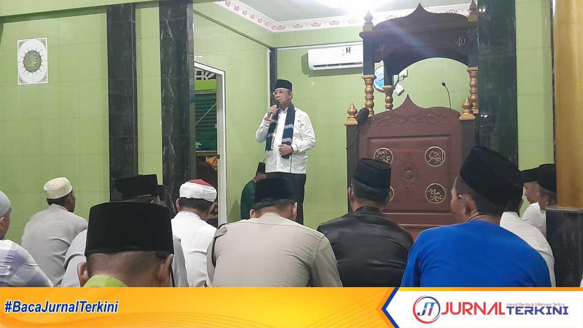 Wakil Bupati Karimun Anwar Hasyim menyampaikan sambutan dalam Safari Ramadhan di Masjid As-Syukur, Tanjung Berlian, Kecamatan Kundur Utara, Kamis (14/3/2024) malam. (jurnalterkini.id/yogi)