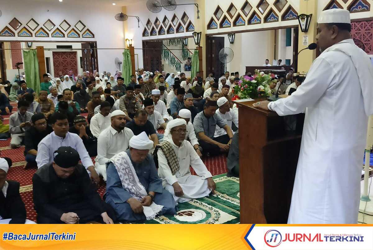 Bupati Karimun memberikan taushiyah jelang shalat tarawih di sela Safari Ramadhan di Masjid Agung, Senin (11/3/2024) malam. (jurnalterkini.id/edy kencana)